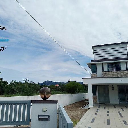 לומוט Sri Manjung Ma Maison Homestay מראה חיצוני תמונה