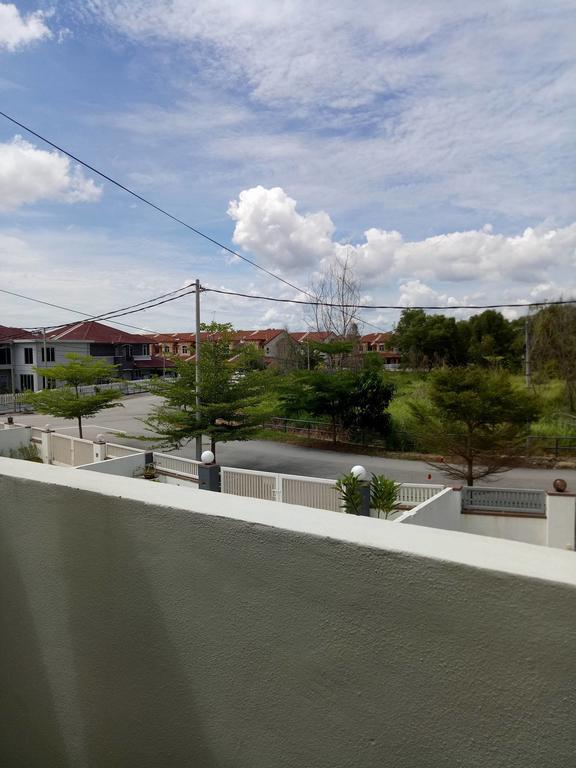 לומוט Sri Manjung Ma Maison Homestay מראה חיצוני תמונה